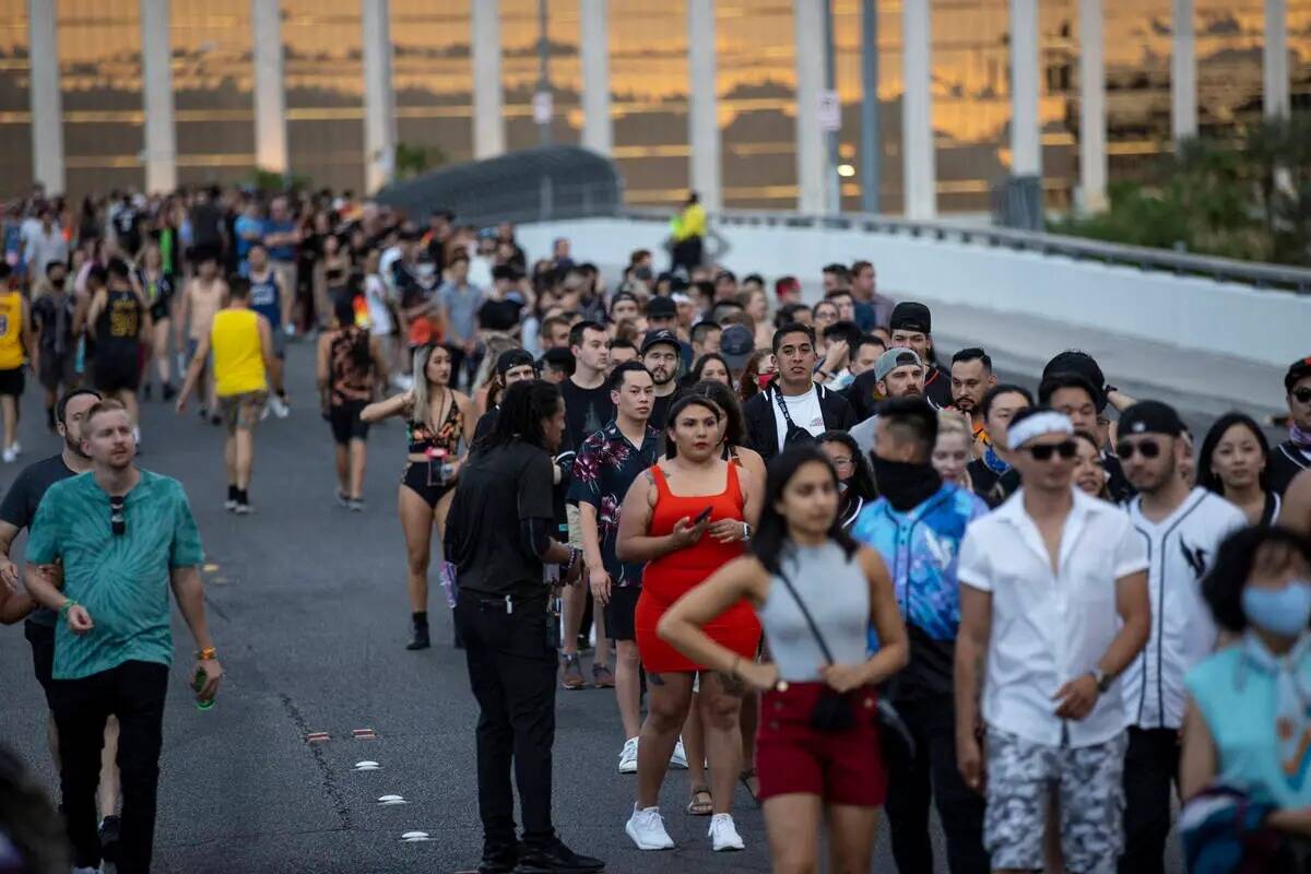 La gente hace fila en el puente de Hacienda Avenue para entrar a Allegiant Stadium en Las Vegas ...