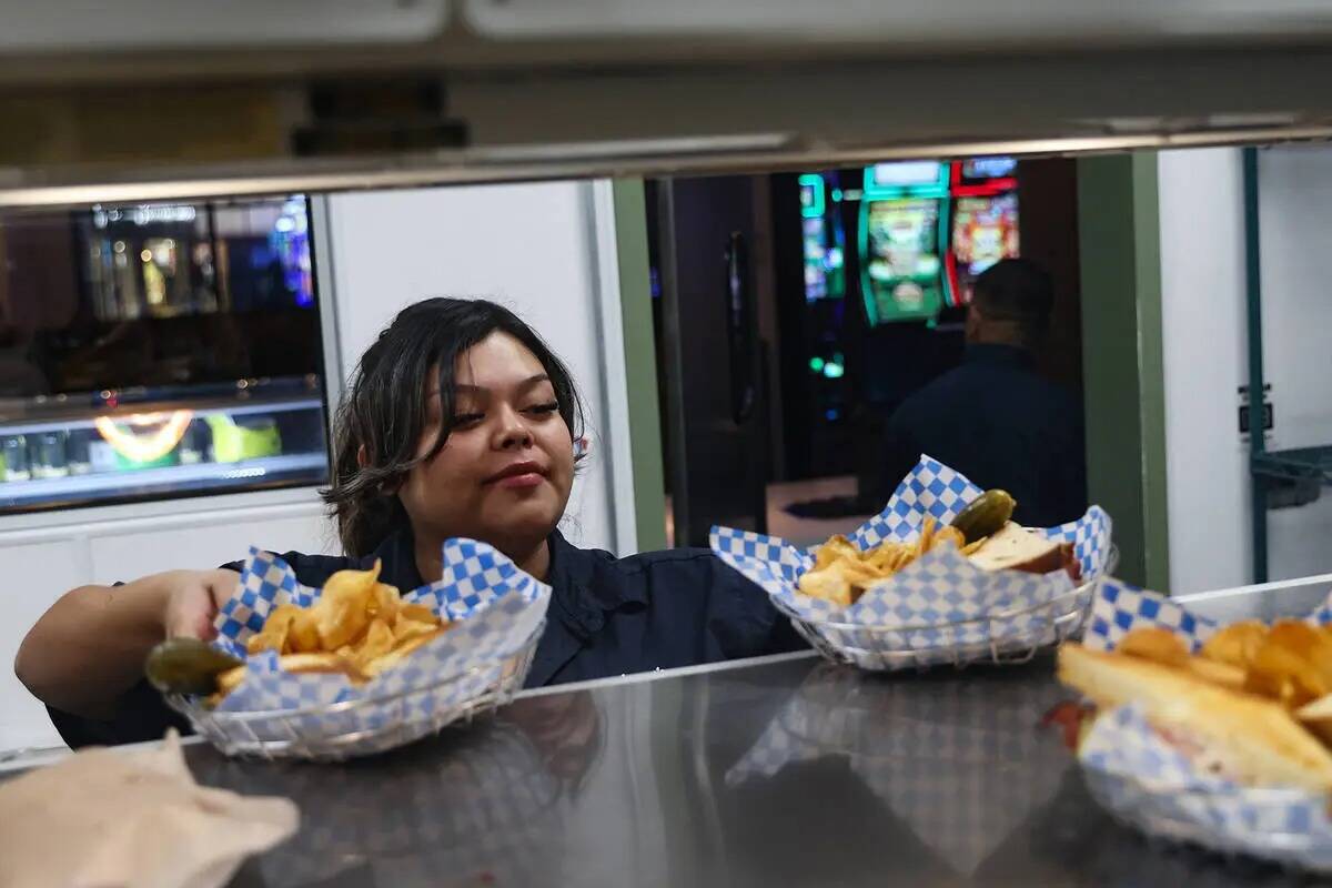 Mayra Rosales recoge comida para llevar a los clientes en Saginaw's Deli en el hotel-casino Cir ...