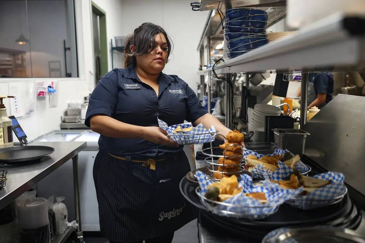 Mayra Rosales recoge comida para llevar a los clientes en Saginaw's Deli en el hotel-casino Cir ...