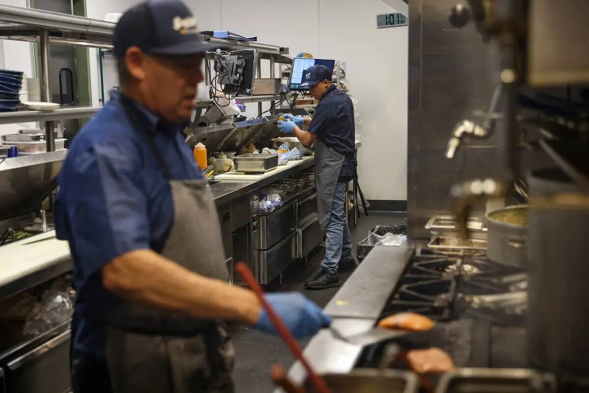 Juan Lujna, a la izquierda, y José Alemán, a la derecha, cocinan en la cocina de Saginaw's De ...