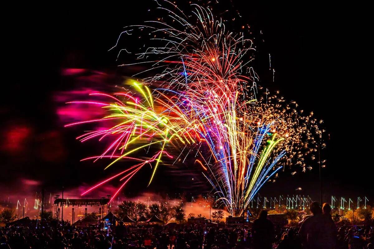 Fuegos artificiales iluminan el cielo durante una celebración del 4 de julio en Heritage Park ...