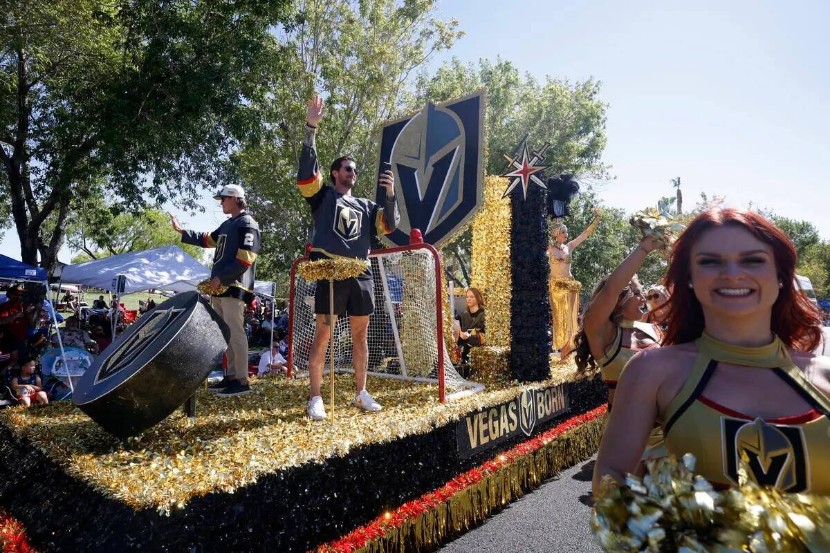 El defensa de los Golden Knights Zach Whitecloud, izquierda, y el portero Logan Thompson, centr ...