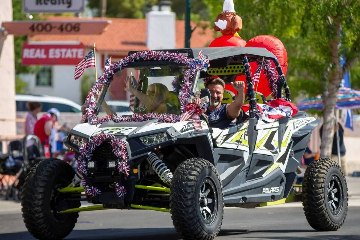 En esta foto de archivo del 3 de julio de 2021, un buggy pasa a través de la ruta del desfile ...