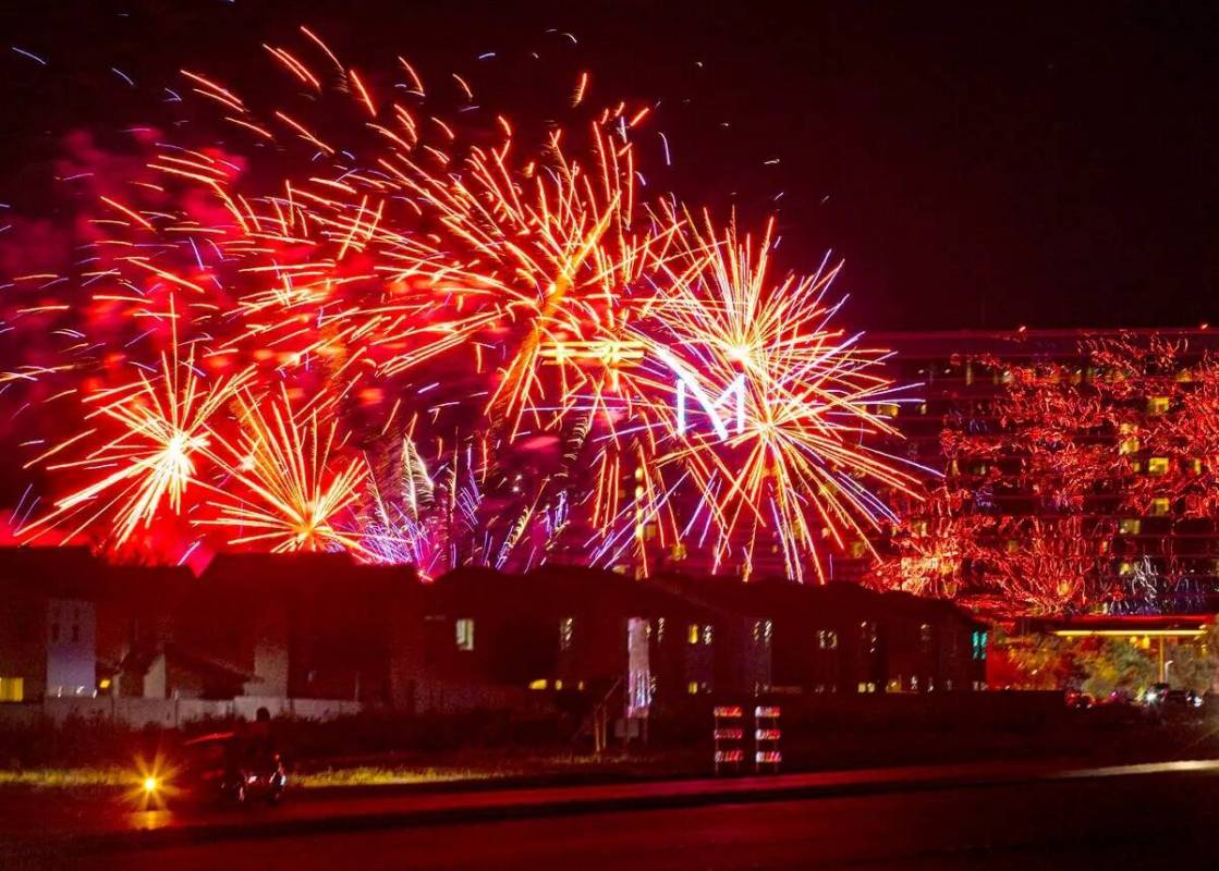 Fuegos artificiales sobre M Resort en Henderson el sábado 4 de julio de 2020. (Chase Stevens/L ...