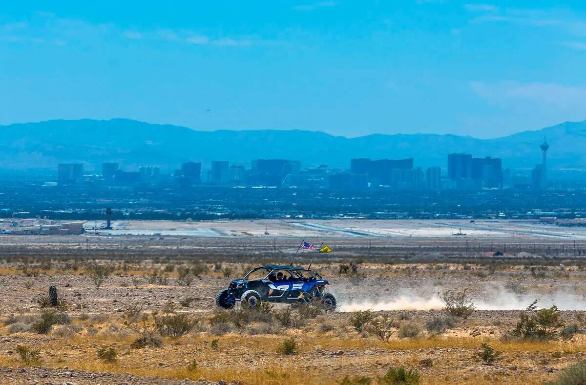 Un buggy cruza el desierto dentro de las dunas de Nellis mientras el calor avanza hacia el vall ...