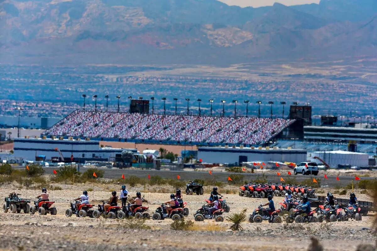 Los pilotos de ATV se preparan para un paseo dentro de las dunas de Nellis mientras el clima ca ...