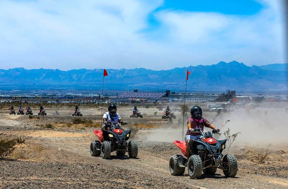 Motociclistas dan un paseo por las dunas de Nellis mientras el calor se adentra en el valle el ...