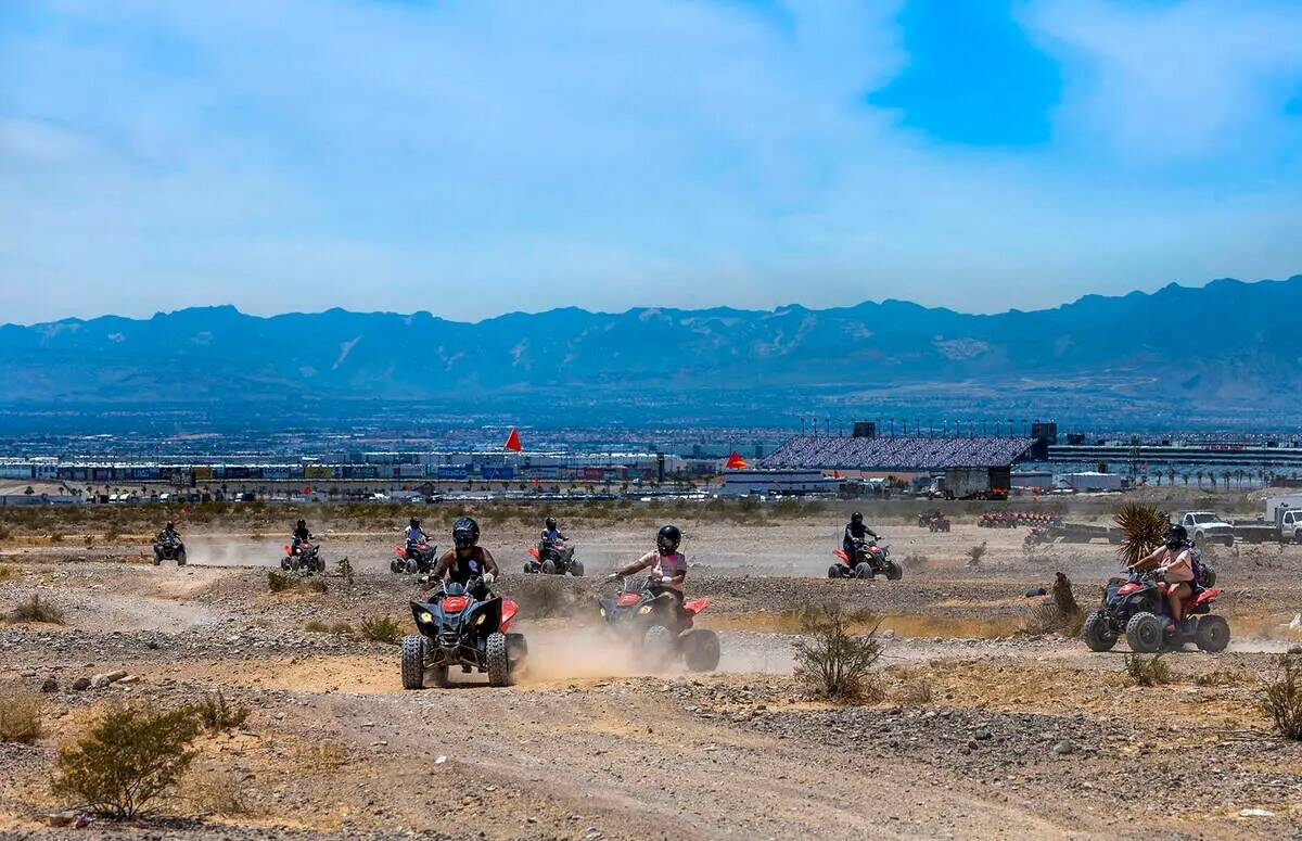 Motociclistas dan un paseo por las dunas de Nellis mientras el calor se adentra en el valle el ...