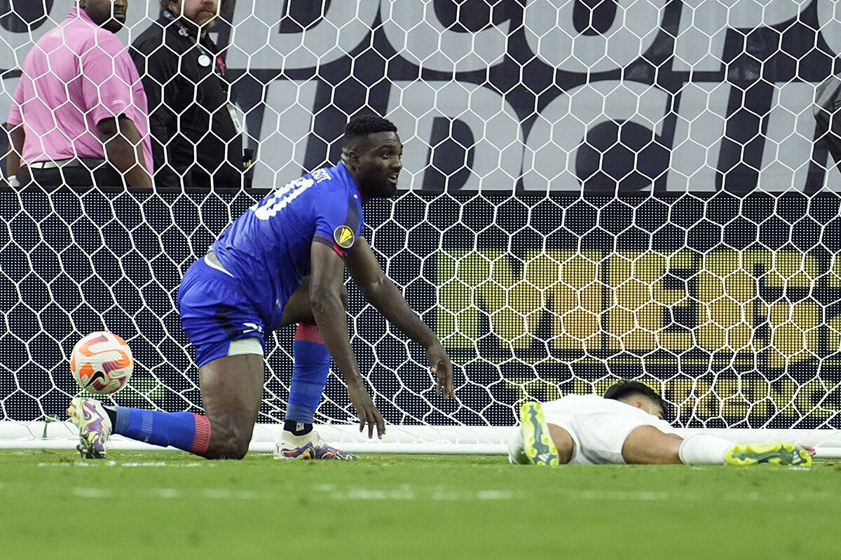 Frantzdy Pierrot (20) de Haití se levanta después de anotar el gol de la victoria contra Qata ...