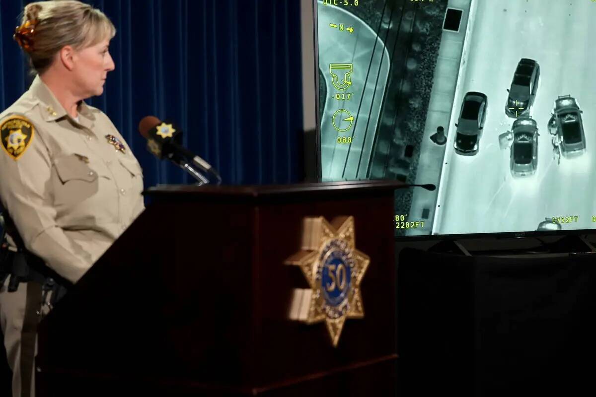 La alguacil adjunta de la policía de Las Vegas, Jamie Prosser, muestra un video aéreo de la d ...