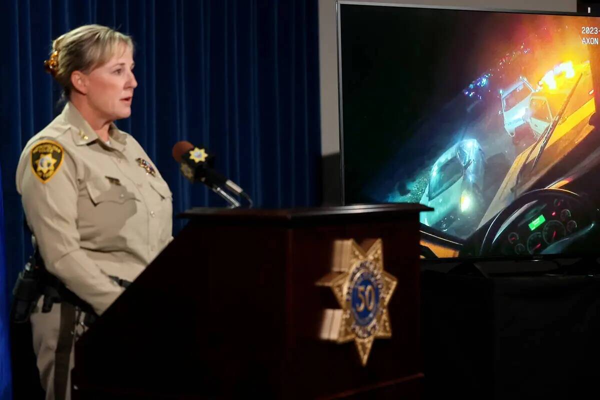 La alguacil adjunta de la policía de Las Vegas, Jamie Prosser, muestra el video de la cámara ...