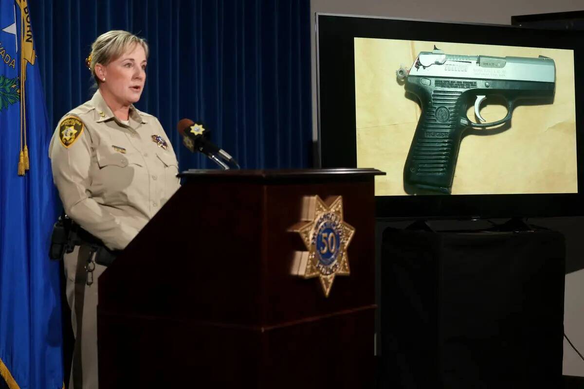 La alguacil adjunta de la policía de Las Vegas, Jamie Prosser, muestra una foto de un arma que ...