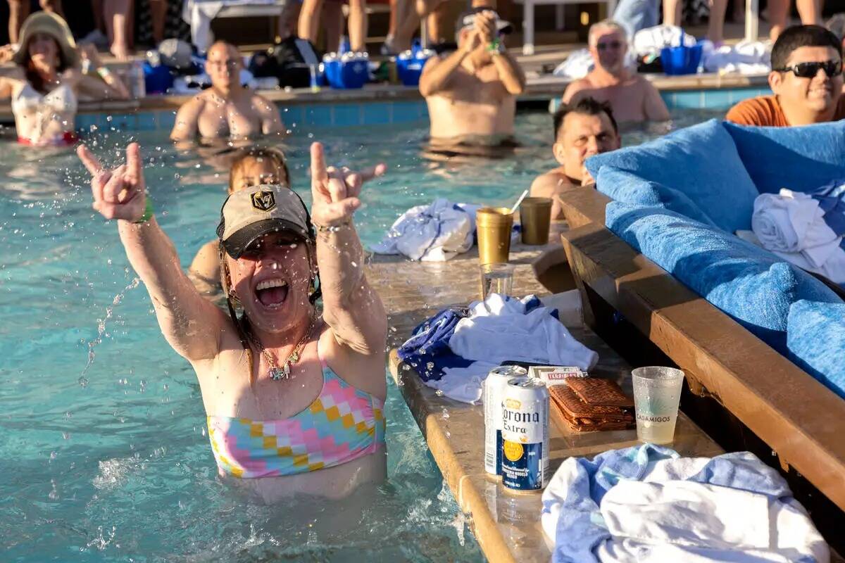 Una fan de los Golden Knights celebra después de que su equipo anotó en los Florida Panthers ...