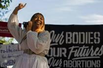 La poeta Elle Hope se presenta durante una manifestación a favor del aborto en mayo de 2022 en ...