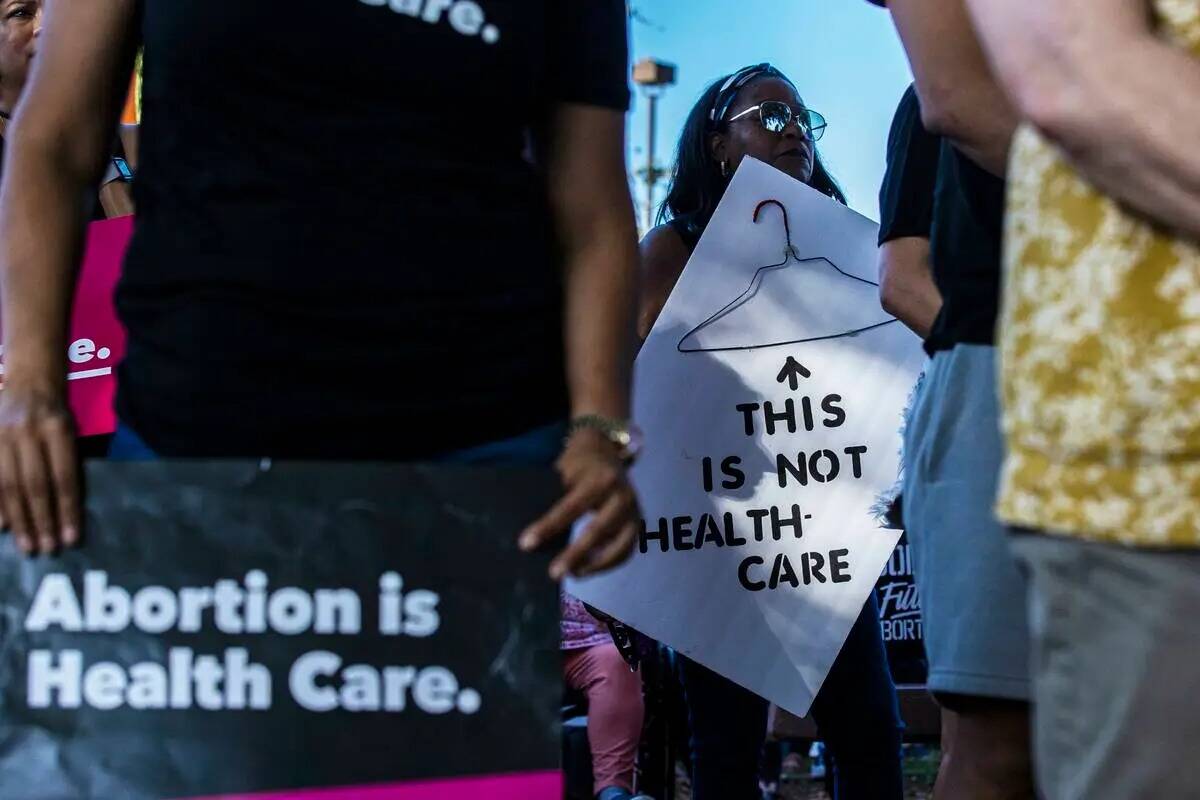 Manifestantes protestan durante una concentración a favor del aborto en mayo de 2022 en Sunset ...