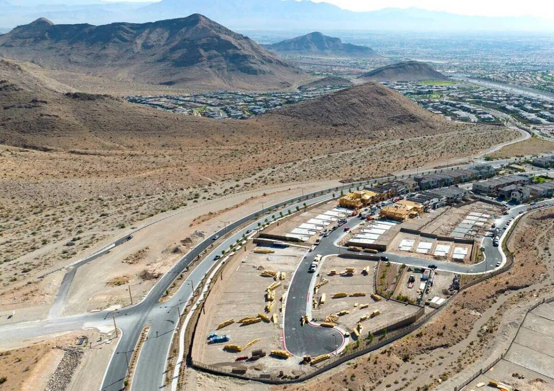 Vista aérea de los sitios de construcción de viviendas en la comunidad Crested Canyon en Summ ...