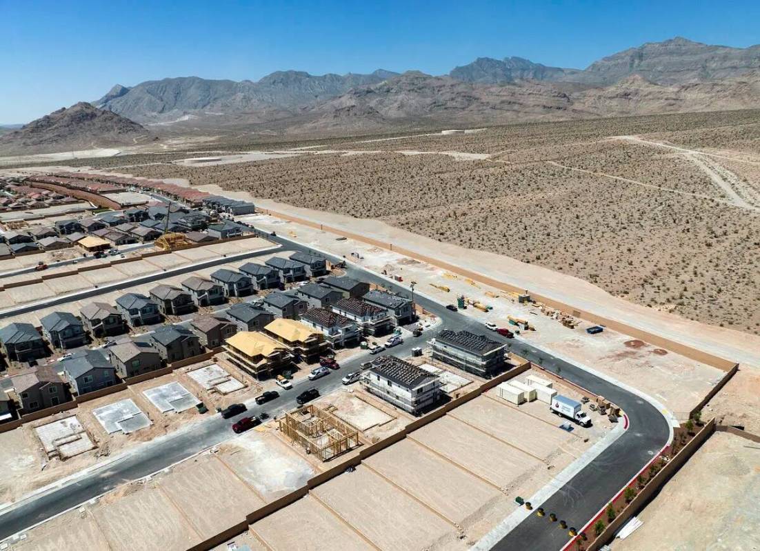 Vista aérea de viviendas existentes y sitios de construcción de viviendas en la zona noroeste ...