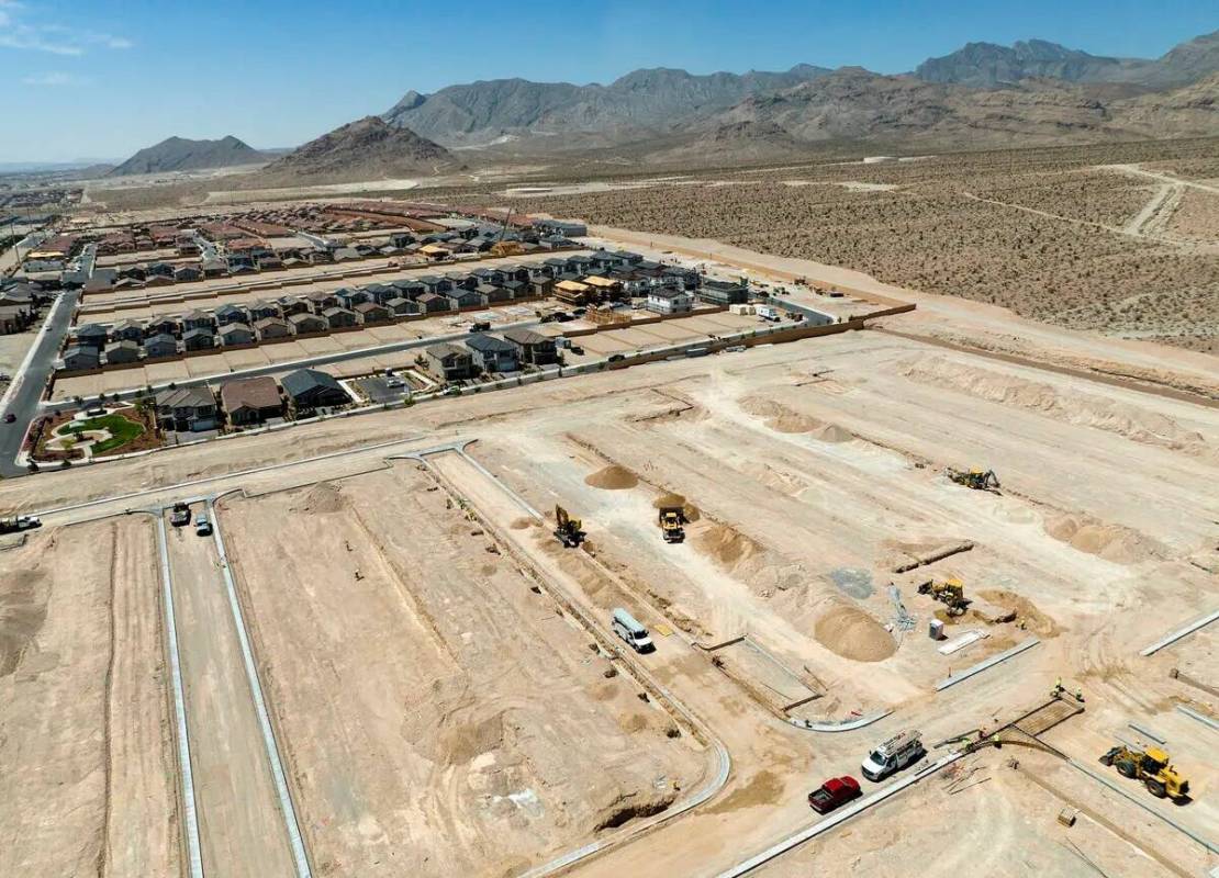 Vista aérea de viviendas existentes y sitios de construcción de viviendas en la zona noroeste ...