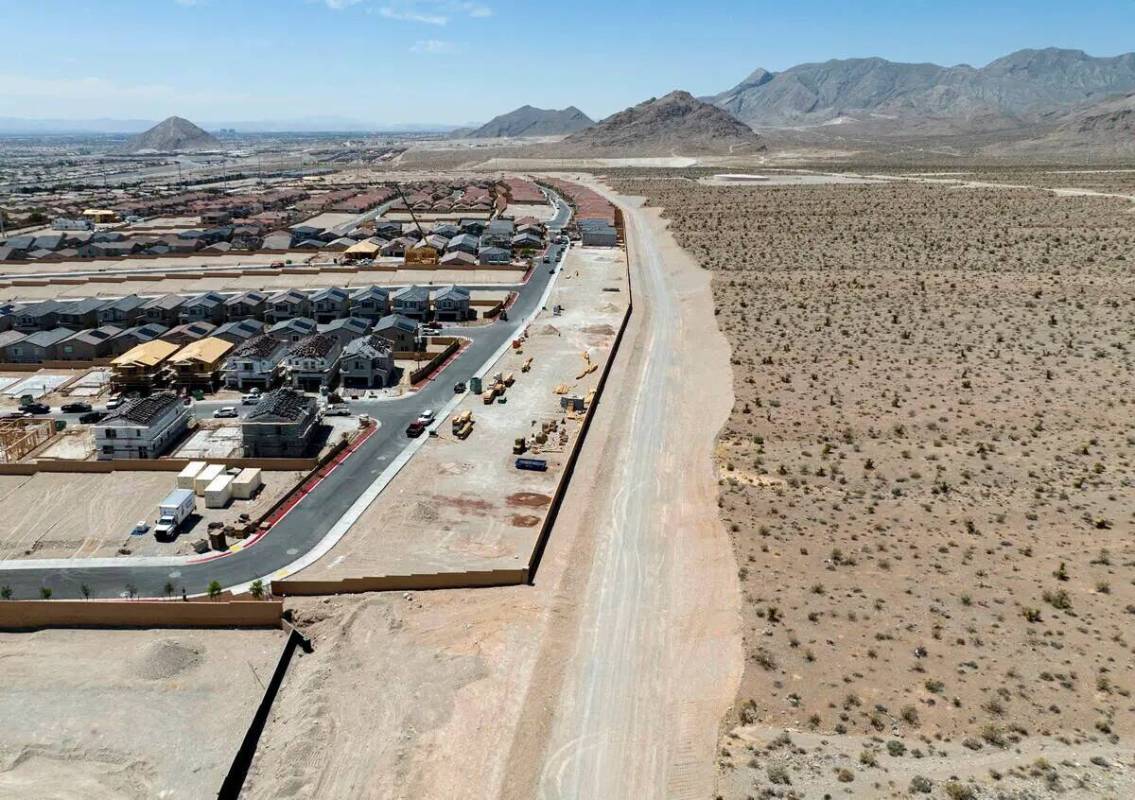 Vista aérea de viviendas existentes y sitios de construcción de viviendas en la zona noroeste ...