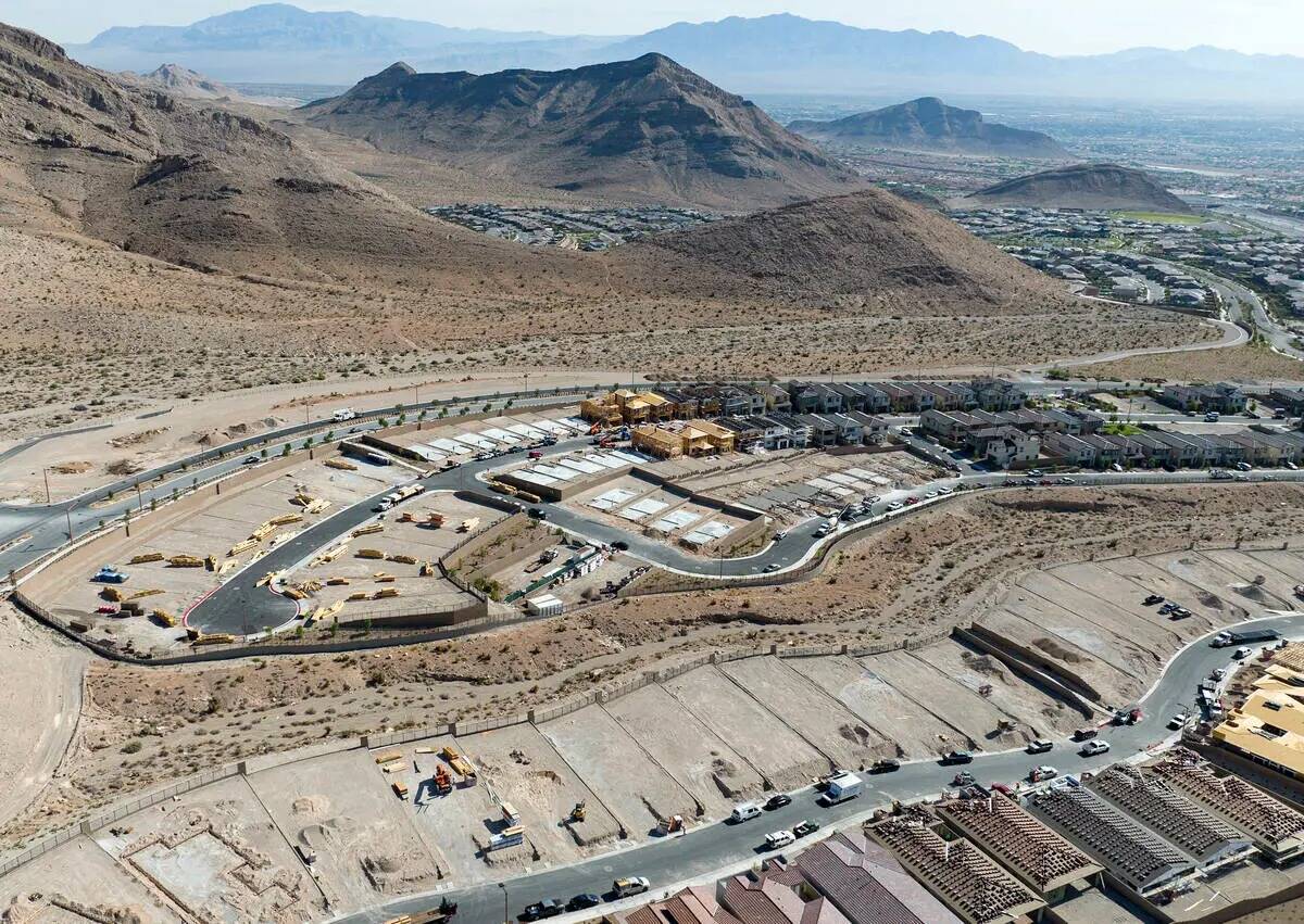 Vista aérea de los sitios de construcción de viviendas en la comunidad de Crested Canyon en S ...