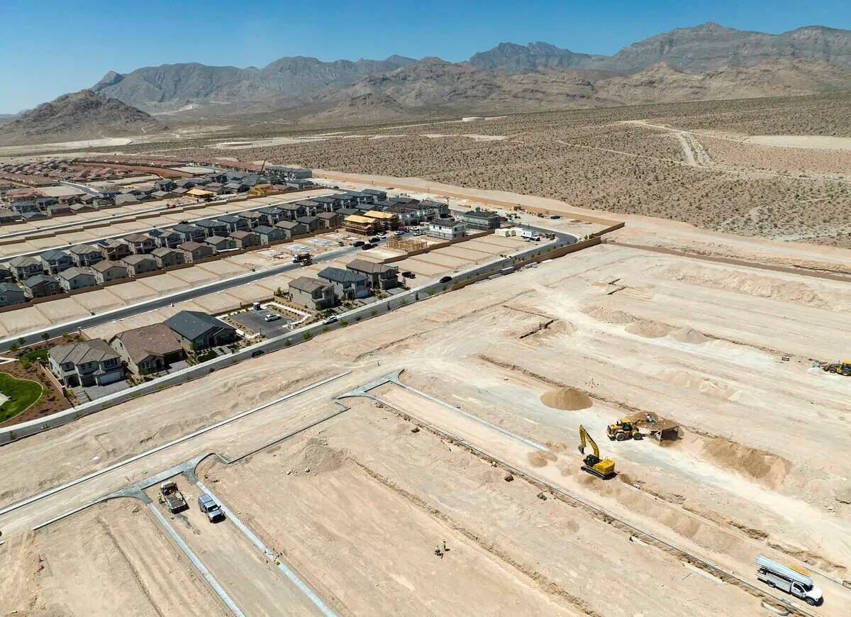 Vista aérea de viviendas existentes y sitios de construcción de viviendas en la zona noroeste ...