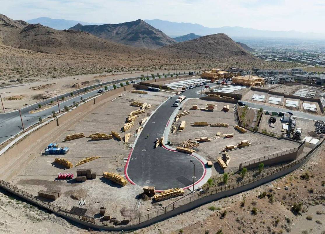 Vista aérea de los sitios de construcción de viviendas en la comunidad de Crested Canyon en S ...