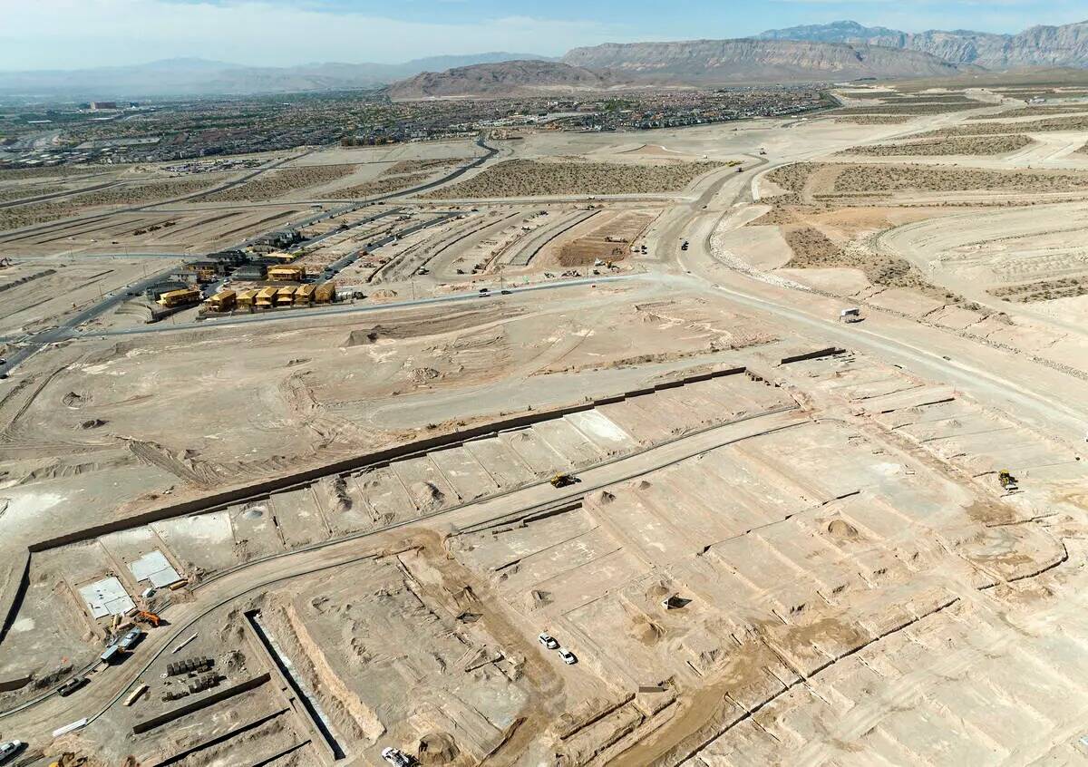 Vista aérea de los sitios de construcción de viviendas en la comunidad de Crested Canyon en S ...