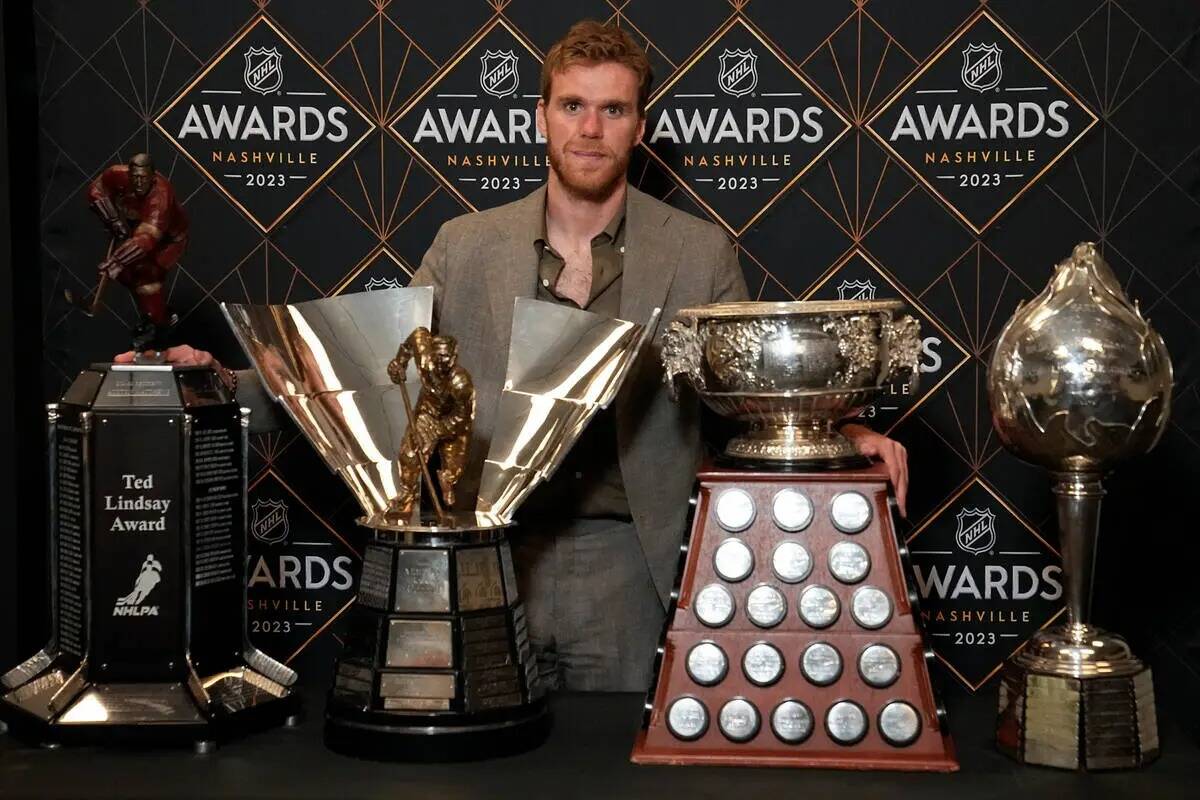El jugador de hockey de los Edmonton Oilers Connor McDavid posa con el premio Ted Lindsey Award ...