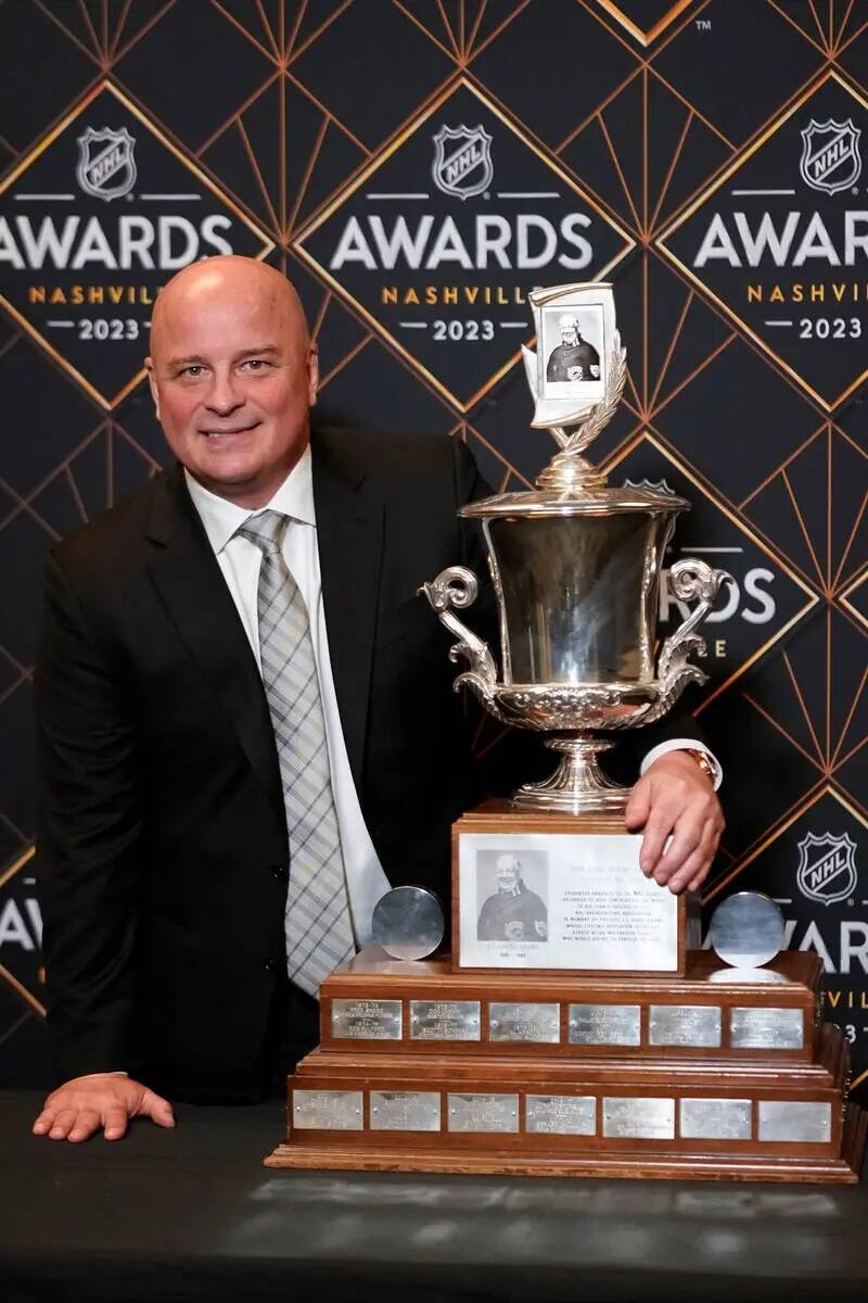 El entrenador de los Boston Bruins, Jim Montgomery, posa tras ganar el premio Jack Adams Award ...