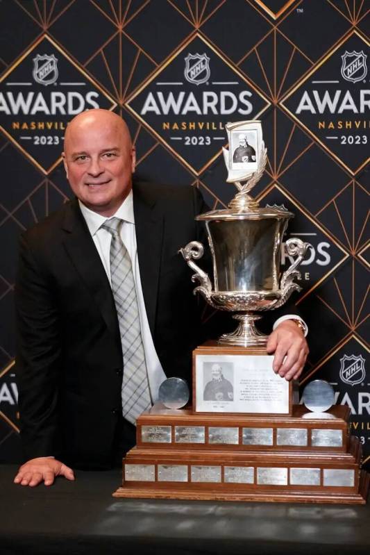 El entrenador de los Boston Bruins, Jim Montgomery, posa tras ganar el premio Jack Adams Award ...