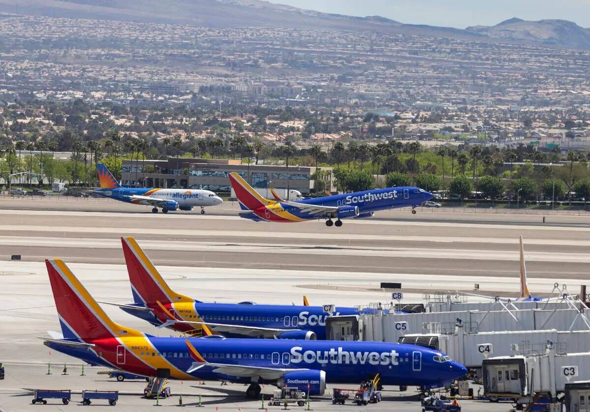 Un avión de Southwest Airlines despega del Aeropuerto Internacional Harry Reid el viernes 21 d ...