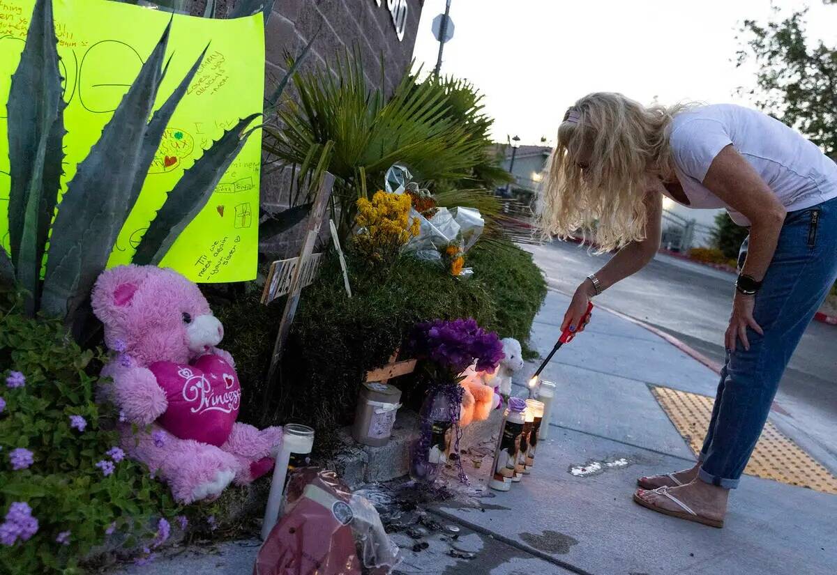 Durante una vigilia con velas por Jasmine Portillo, de 17 años, el lunes 26 de junio de 2023, ...