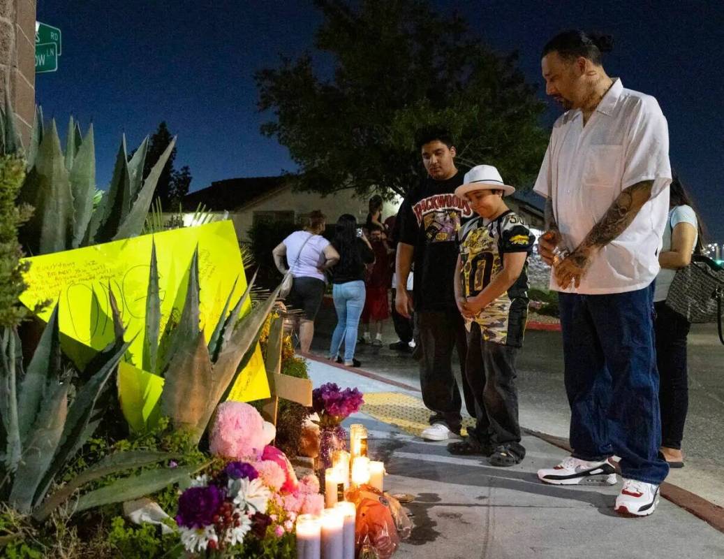 Richard Portillo, el padre de Jasmine Portillo, 17, y sus hijos Christian, izquierda, y Elijah, ...