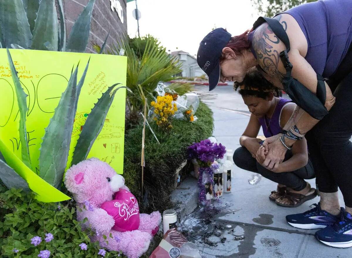 Sherry Gour y su hija Savannah visitan un monumento en memoria de Jasmine Portillo, de 17 años ...