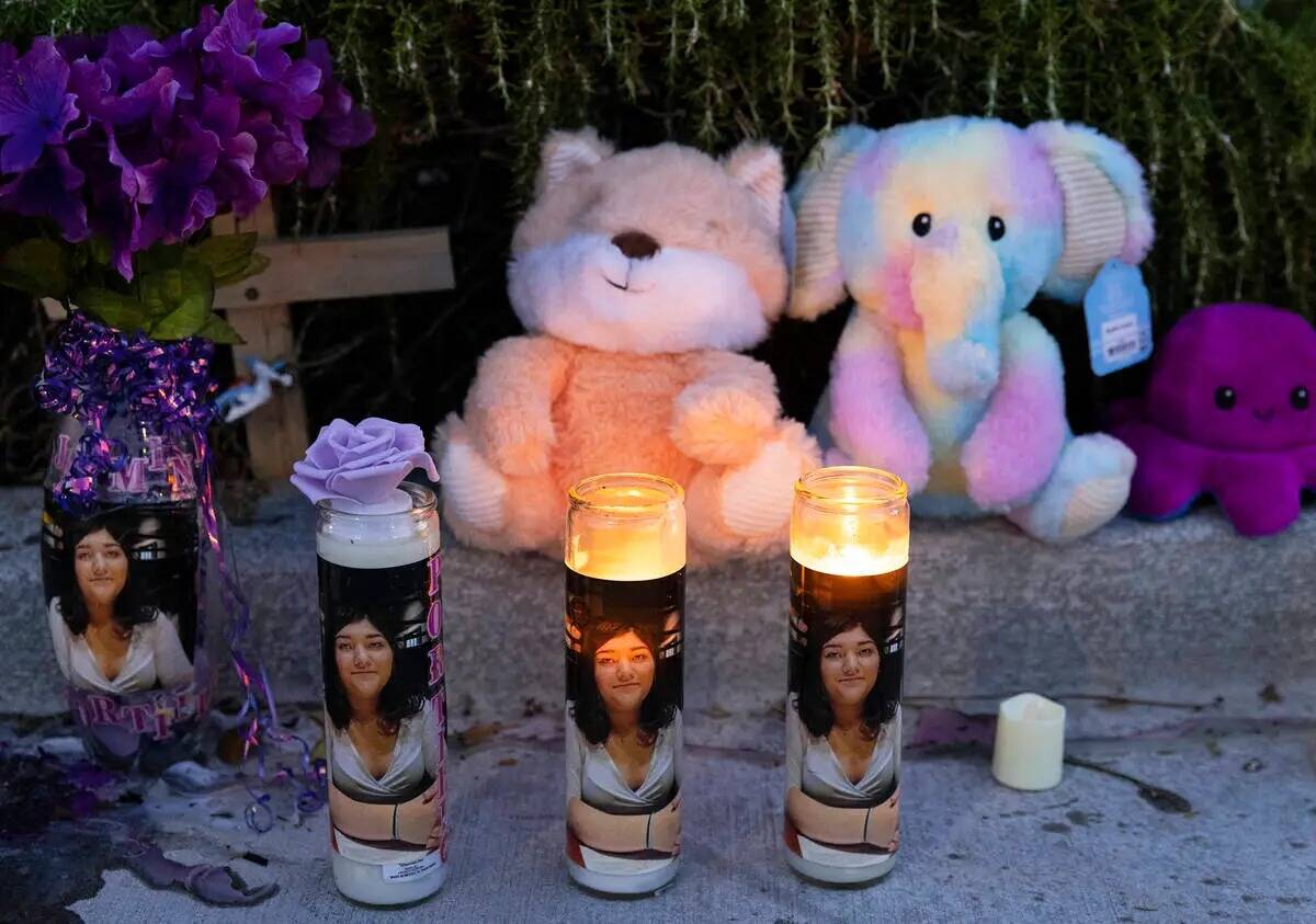 Un monumento en la carretera para Jasmine Portillo, 17, se ve durante una vigilia con velas, el ...