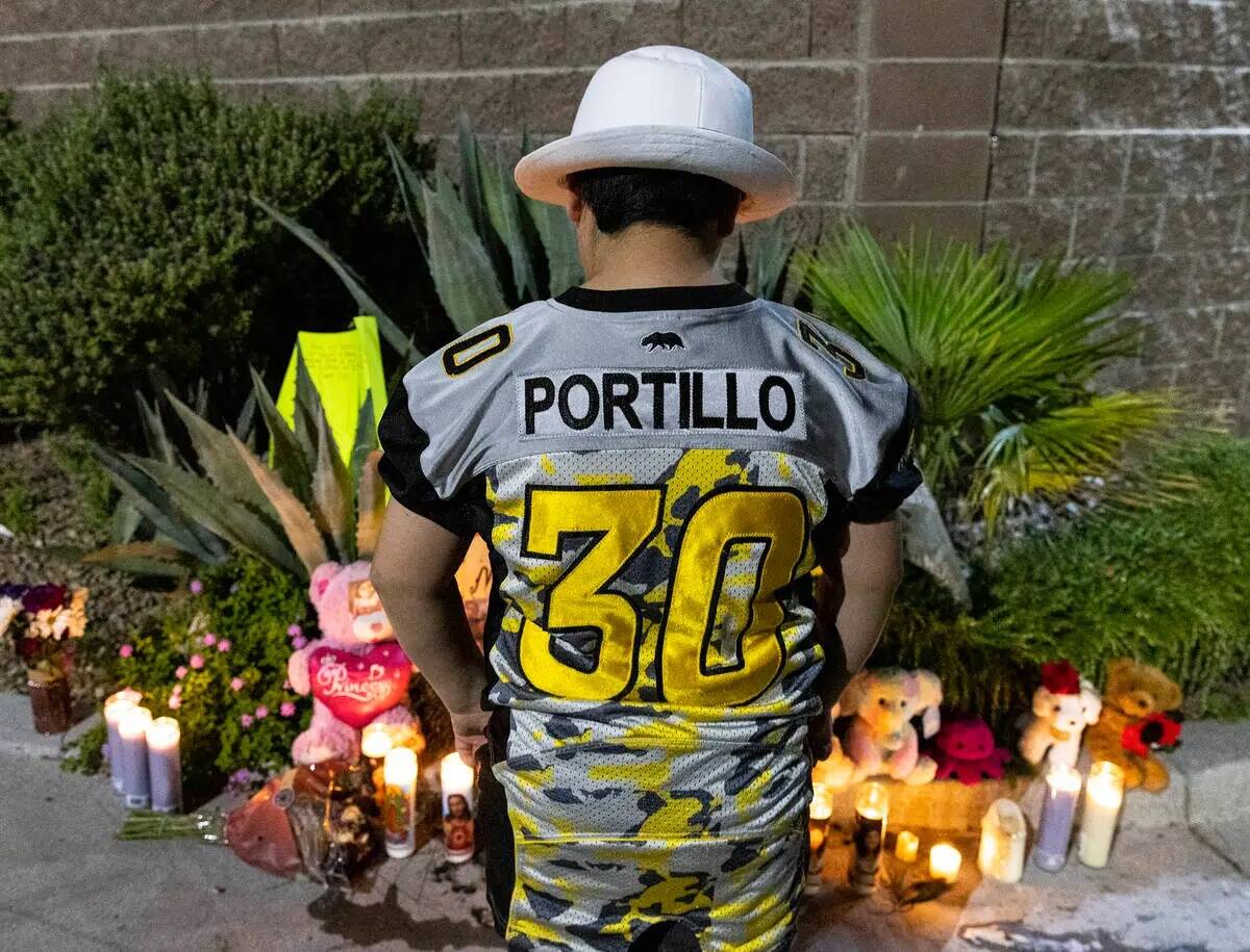 Elijah Portillo, de 10 años, con el jersey de fútbol bandera de su hermana Jasmine Portillo, ...