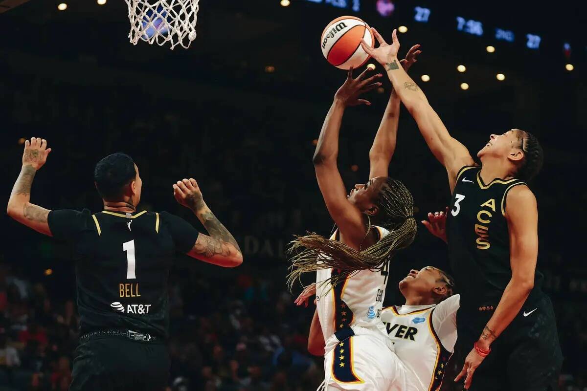 La alera de Las Vegas Aces Candace Parker (3) intenta tomar el balón para tomar un rebote mien ...