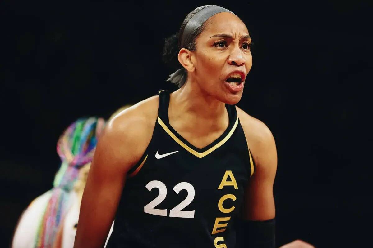 La pívot de Las Vegas Aces A'ja Wilson (22) grita a un árbitro por un llamado en contra de la ...