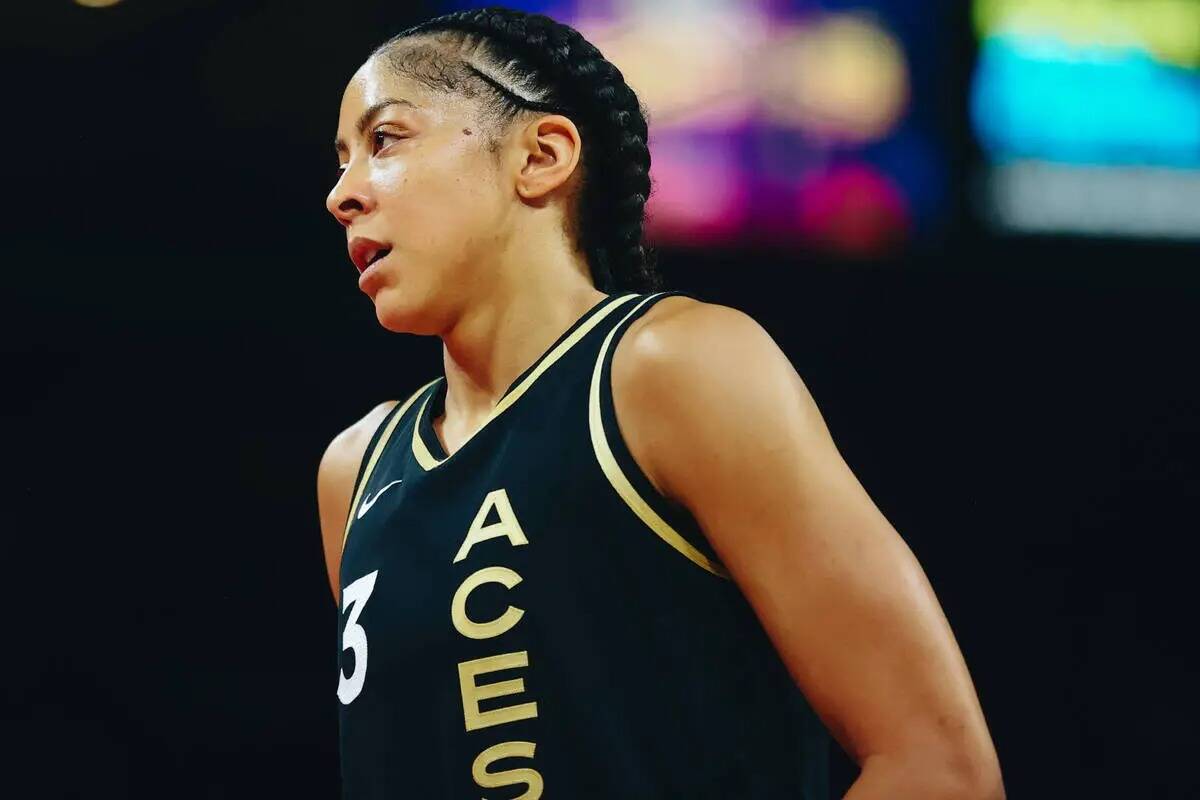 La alera de Las Vegas Aces Candace Parker reacciona a un llamado del árbitro contra Las Vegas ...