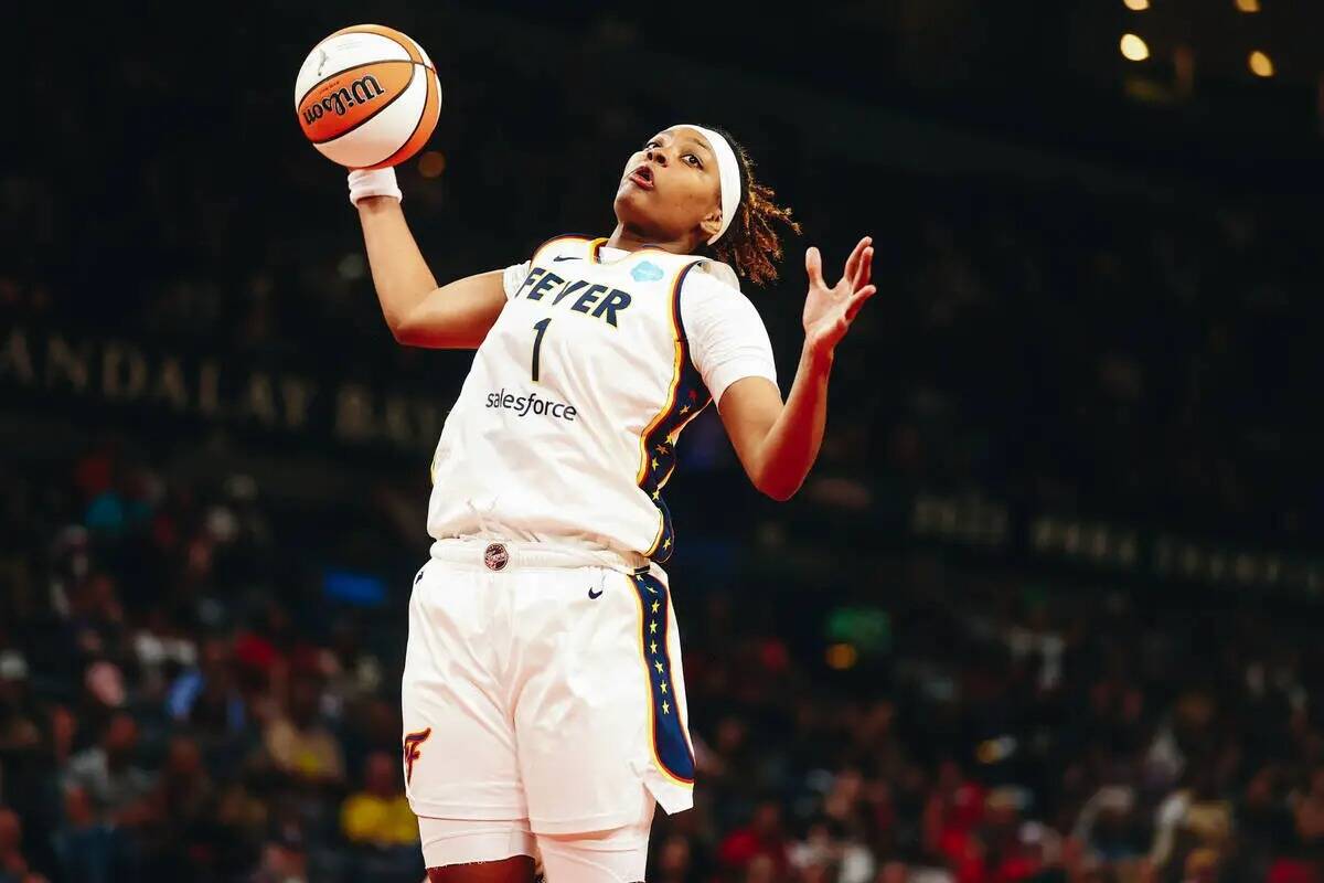 La alera de las Indiana Fever NaLyssa Smith toma el balón de un tiro fallido de las Las Vegas ...