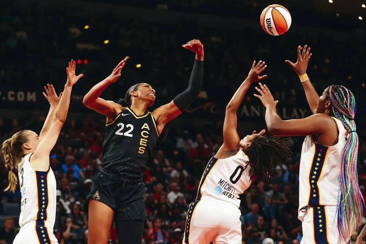 La pívot de Las Vegas Aces, A'ja Wilson, lucha por tomar el balón en un rebote durante un par ...