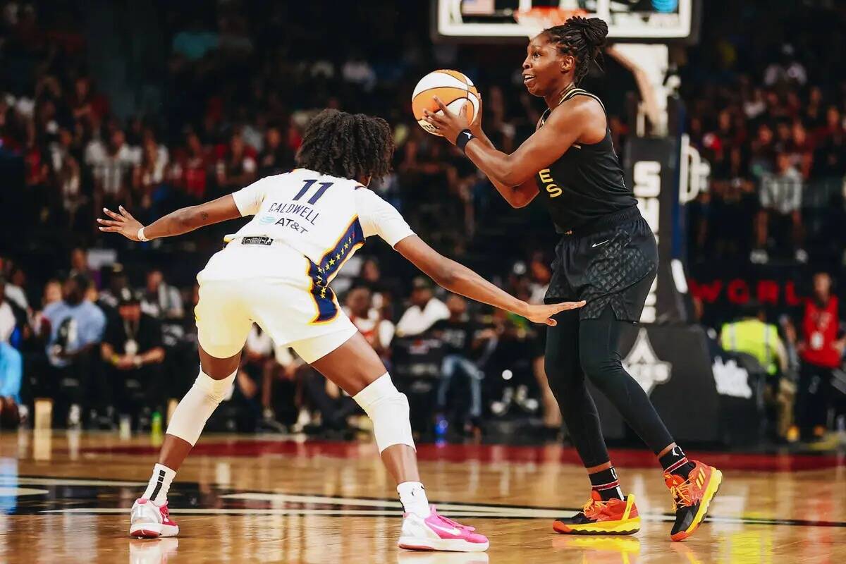 La escolta de Las Vegas Aces Chelsea Gray (derecha) busca pasar el balón a una compañera mien ...