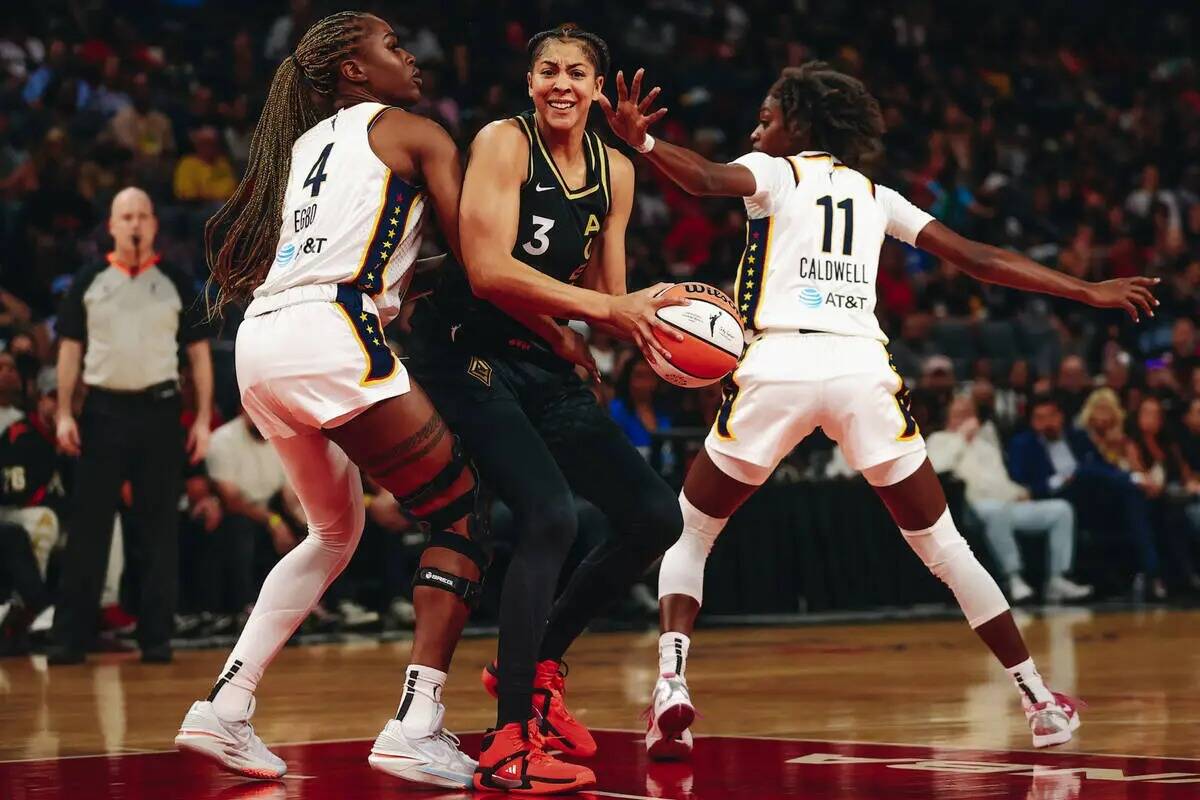 La alera de Las Vegas Aces Candace Parker (3) busca pasar el balón a su compañera Kelsey Plum ...