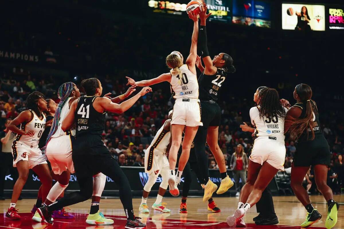 La pívot de Las Vegas Aces A'ja Wilson (22) salta por la posesión del balón contra la escolt ...