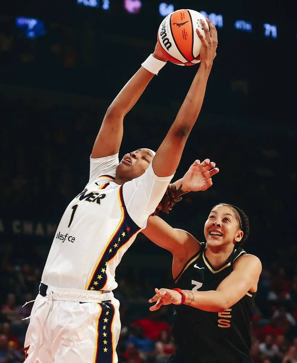 La alera de las Indiana Fever NaLyssa Smith (1) toma el balón cuando baja de la red mientras l ...