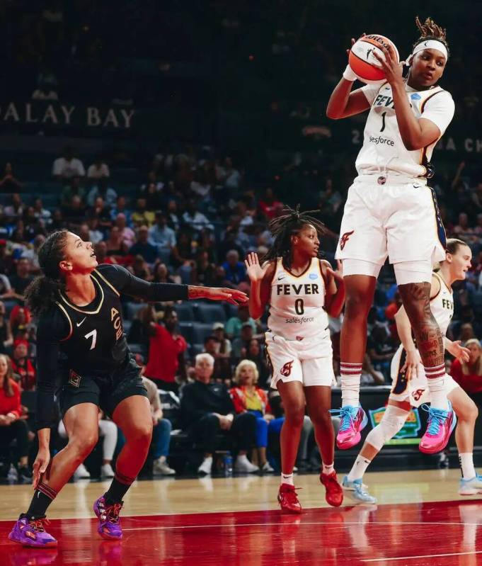 La alera de Las Vegas Aces Alysha Clark observa cómo la alero de Indiana Fever NaLyssa Smith ( ...