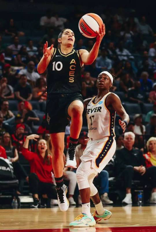 La escolta de Las Vegas Aces Kelsey Plum encesta mientras la escolta de Indiana Fever Erica Whe ...