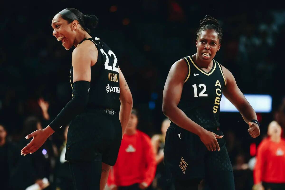 A'ja Wilson (22) y Chelsea Gray (12), compañeras de equipo de Las Vegas Aces, celebran una can ...