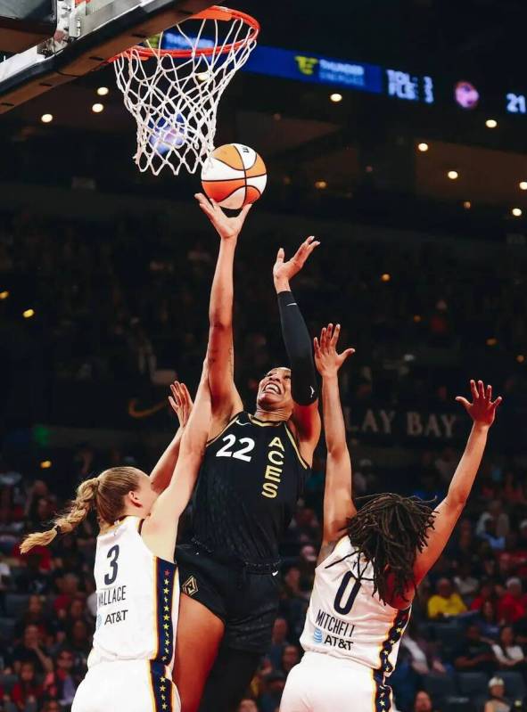 La pívot A'ja Wilson (22) de Las Vegas Aces encesta en un partido contra las Indiana Fever el ...