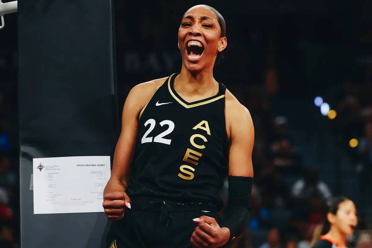 La pívot de Las Vegas Aces, A'ja Wilson, celebra haber anotado una canasta en un partido contr ...